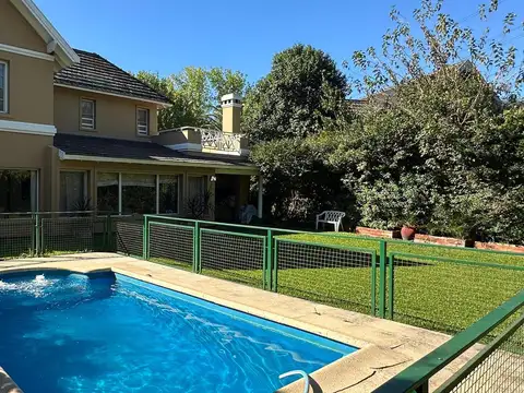 Casa en Venta con 2 cocheras