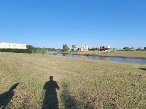 AFG. Venta Lote al agua en  barrio Nautico al Rio con amarra en El Cazal, Escobar