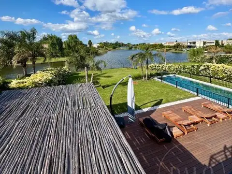 Casa 8 ambientes con 5 baños