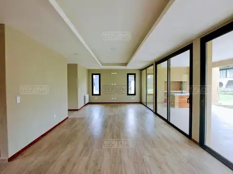 Casa en Venta con 4 cocheras
