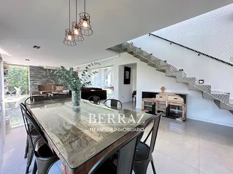 Casa en Venta con 2 cocheras