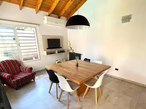 Casa tres ambientes con parque en venta en Castelar Norte