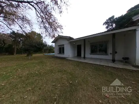 Casa en venta - 2 dormitorios - escritorio - 1 baño - pileta - quincho - cochera descubierta - parqu