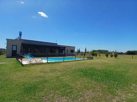 Moderna casa con pileta y losa radiante