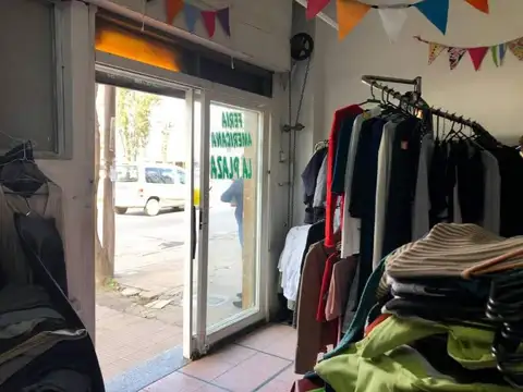 Amplia propiedad a la venta con locales y departamentos.