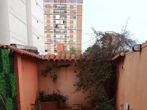 Monoambiente, en venta, COGHLAN con patio no apto crédito