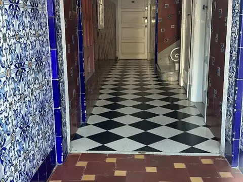 Hermoso 3 ambientes con balcon y patio. Refac. a nuevo.