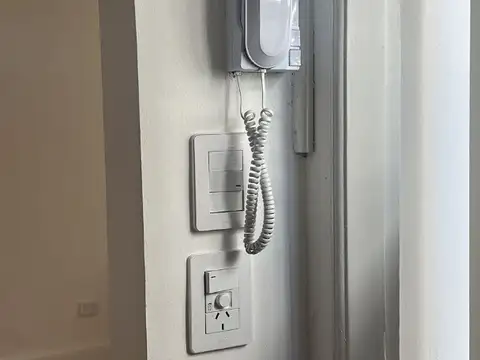 Hermoso 3 ambientes con balcon y patio. Refac. a nuevo.