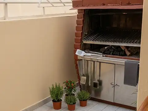 Departamento tipo casa 3 ambientes con dependencia, terraza con Parrilla y balcón. San Cristobal