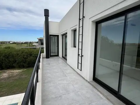 Casa 6 ambientes con 5 baños