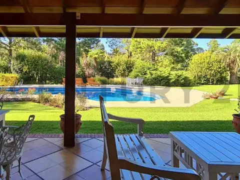 Casa estilo inglés sobre 2 lotes quincho huéspedes y vista al golf