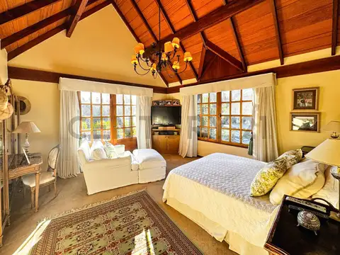 Casa estilo inglés sobre 2 lotes quincho huéspedes y vista al golf