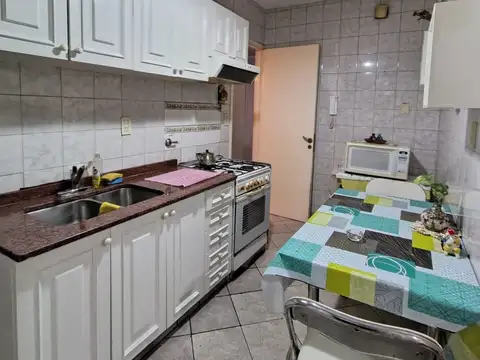 SEMIPISO AL FRENTE  CON BALCON ORIENTACION ESTE – AMPLIO – EXCELENTE ESTADO - MTS RIVADAVIA PROXIMO PLAZA CENTRO COMERCIAL ESTACION SUBTE Y TREN