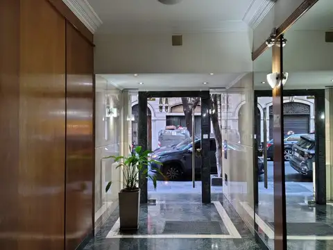 SEMIPISO AL FRENTE  CON BALCON ORIENTACION ESTE – AMPLIO – EXCELENTE ESTADO - MTS RIVADAVIA PROXIMO PLAZA CENTRO COMERCIAL ESTACION SUBTE Y TREN