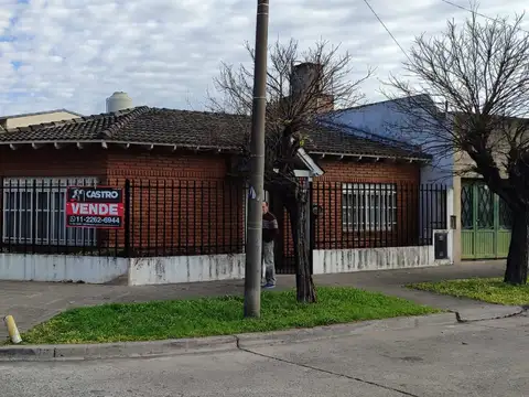 Casa Impecable En Caseros En Esquina Muy Soleada Con Jardin