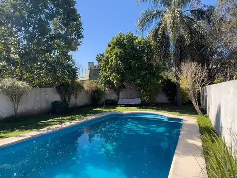 CASA sobre LOTE 10,50 de frente x 76 mts. de largo