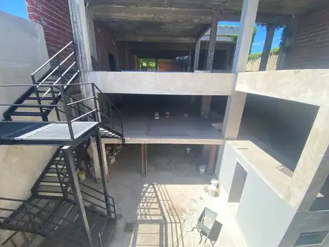 IMPORTANTE PROPIEDAD COMERCIAL APTA VARIOS FINES