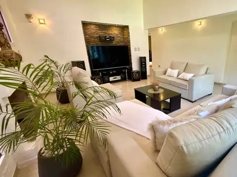 VENTA CASA SAN AGUSTIN 4 DORMITORIOS JARDIN PILETA