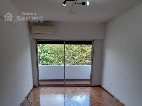 Exc. 1 Amb. al Contrafrente con Balcón, Cochera Cubierta + Baulera