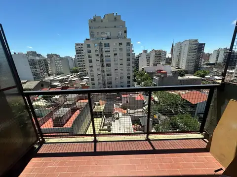 3 Ambientes al Frente con Balcon a mts Av. La Plata