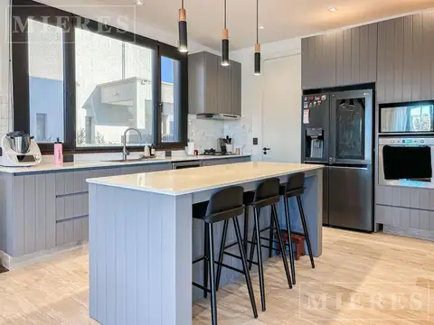 Casa 5 ambientes con 4 baños