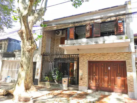 Casa en venta de 4 dormitorios con Cochera y Quincho- Roque Saenz Peña, Rosario.