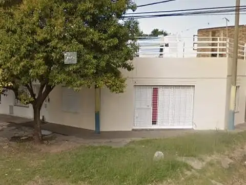 VENTA - Casa con local comercial, dos dormitorios, patio y garage