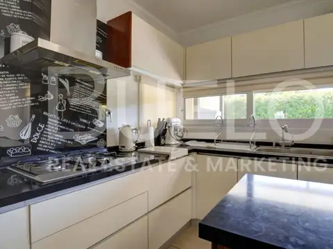 Casa en venta c/ cochera en La Lomada