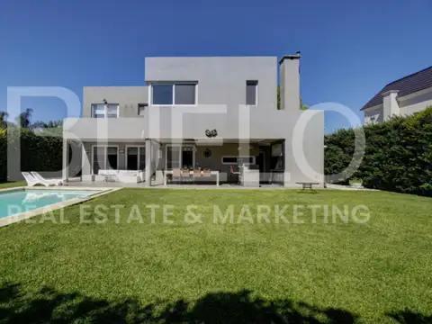 Casa en venta c/ cochera en La Lomada