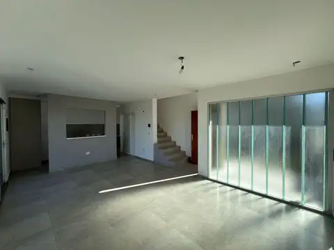 Casa en Alquiler con 1 cochera