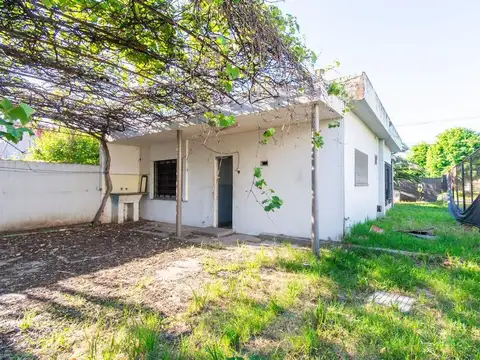 CASA 3 AMBIENTES CASTELAR NORTE LOTE 400 M2