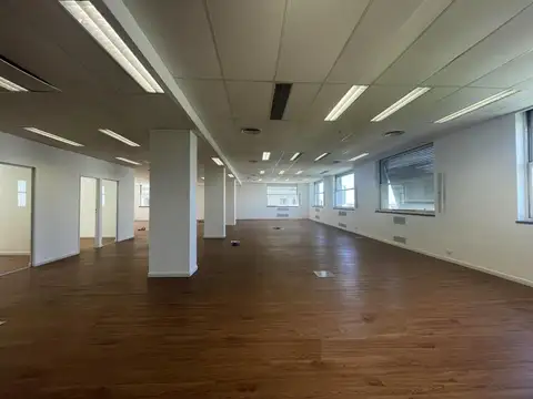 Oficina de 700 m2 con 2 cocheras - Oportunidad 
