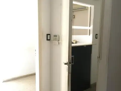 Oficina 9 ambientes con 2 baños