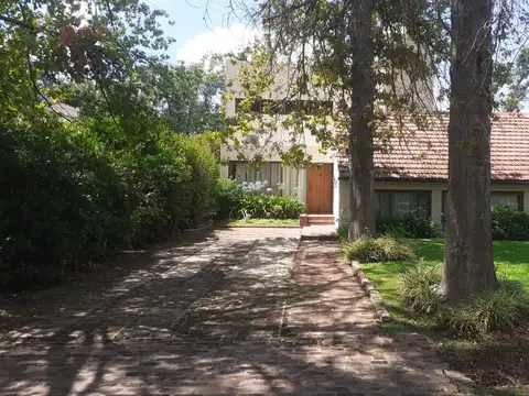 EXCELENTE CASA EN LAS PRADERAS DE LUJAN! CUENTA CON 4 DORMITORIOS, ENTRADA PARA AUTOS - FICHA 9780
