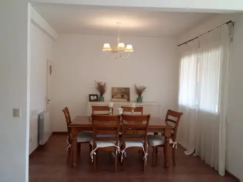 Casa en Alquiler con 2 cocheras