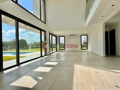 Casa en Venta con 6 cocheras