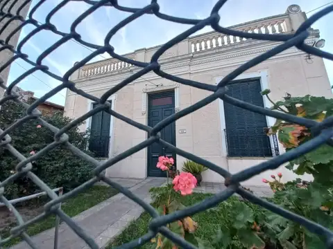 Casa 8 ambientes con 2 baños