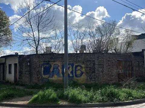 Esquina con proyección para quienes buscan construir a su gusto en una ubicación consolidada.”