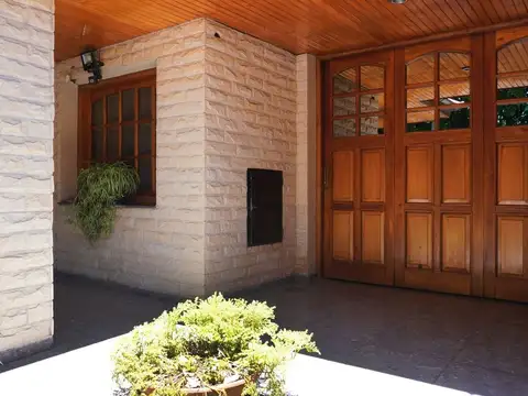 Casa 12 ambientes con 4 baños