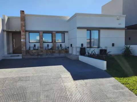 Residencia de diseño moderno con quincho, patio y cochera doble en barrio exclusivo