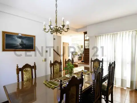 Casa 6 ambientes con 2 baños