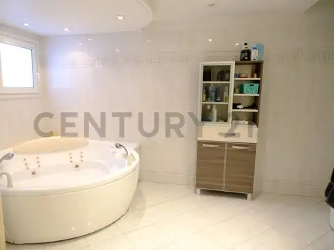 Casa en Venta con 3 cocheras