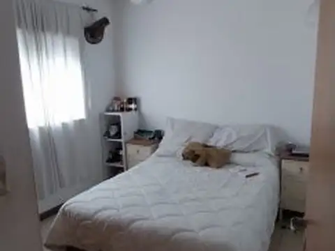 Departamento 2 dormitorios al frente con balcón, zona Facultad de Medicina.