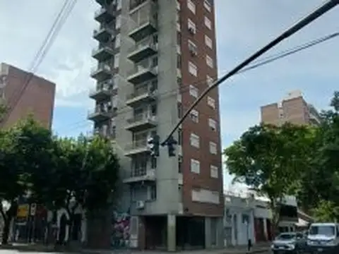 Departamento 2 dormitorios al frente con balcón, zona Facultad de Medicina.