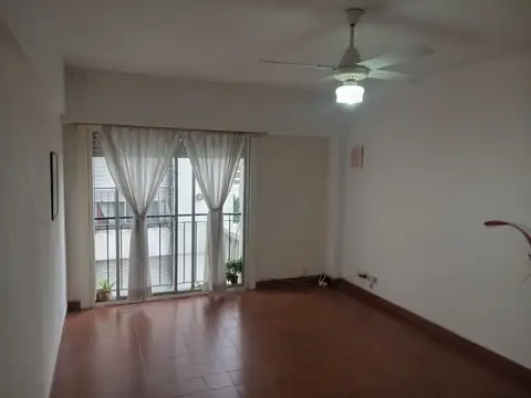 2 amb amplio en muy buen estado y en gran ubicación. Lavadero indepte, enorme placard en dormitorio