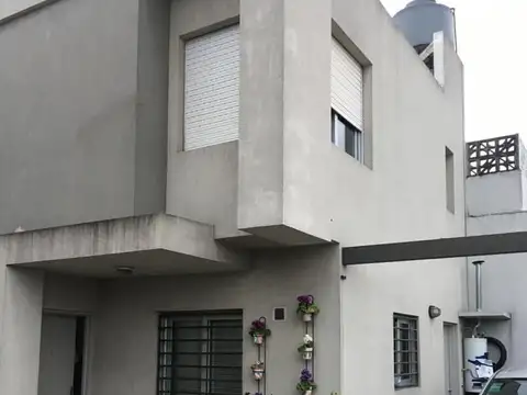 DUPLEX TRES AMBIENTES CON COCHERA