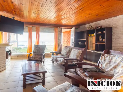 Casa 4 ambientes con 2 baños