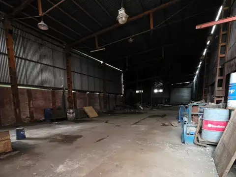 Amplio Galpón/lote En Venta Con Salida A Dos Calles, En Zona Villa Libertad