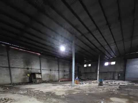 Amplio Galpón/lote En Venta Con Salida A Dos Calles, En Zona Villa Libertad