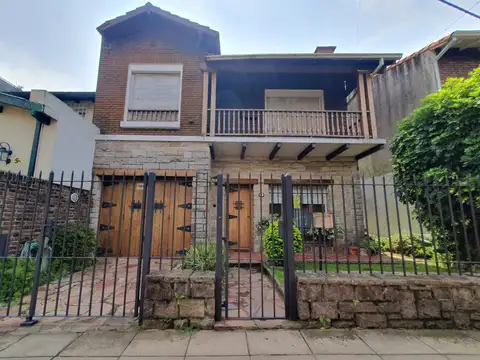 Excelente Chalet de Dos Plantas 10x38 Mts  Apto crédito  A Modernizar. Pirovano 100. Martinez